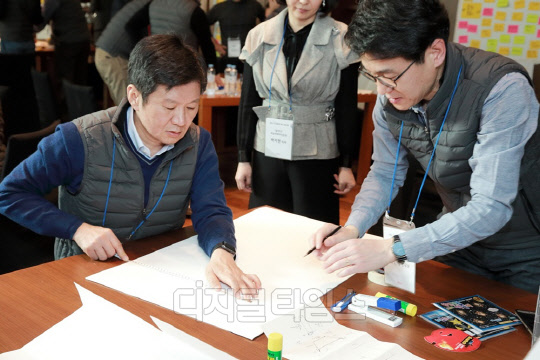 정몽규 현대산업개발 회장은 지난 12∼13일 파크하얏트 부산 호텔에서 열린 'HDC 기업문화 혁신 워크숍'에 직접 참가해 그룹 내 수평적 토론 문화 확산과 기업문화 혁신에 적극적으로 나섰다.<현대산업개발 제공>